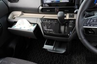 オープントレイにロアボックスと、収納も充実。助手席側のグローブボックスには、ボックスティッシュをしまうこともできる。