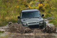 オンロードでの動力性能だけでなく、悪路走破性も追求されている点が、ライバルにはない「ディフェンダー・オクタ」の魅力だ。