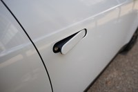 ドアハンドルは使う時だけポップアップする仕掛け。