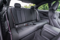 後席の乗車定員は2人。背もたれには40：20：40の3分割可倒機構が備わる。シートベルトやドアパネル、ステアリングホイールのステッチなど、インテリアは「M」ブランドを象徴するブルーとレッドのカラーでコーディネートされている。