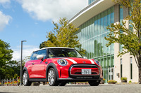 BMWの手になる“ニューMINI”が登場したのは2001年のこと。現行型は2014年に登場した3代目にあたり、2021年5月に2度目のマイナーチェンジを受けた。