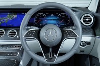 ステアリングホイールのスポーク部には運転支援システムをはじめとする多数のスイッチが並ぶ。