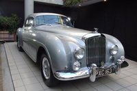 
	新型「コンチネンタルGT」の発表会場には、同じ“コンチネンタル”の名を持つ往年の名車「Rタイプ コンチネンタル」（1955年）が展示された。
	