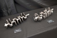 クランクシャフトでは、形状とカウンターウェイトの配置を最適化することで、慣性重量とフリクションの低減を図っている。