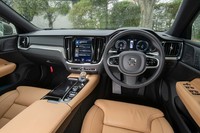 インテリアデザインは「V60」や「XC60」「V90」など、「XC40」を除いた最新世代のボルボ車と基本的に同じ。テスト車のインテリアカラーはチャコール。