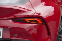 リアコンビランプは“たれ目”のデザインが特徴的。光源にはLEDが用いられる。