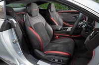 シートにはヘッドレストに「Speed」のステッチがあしらわれる。試乗車に装着されたオプションの「フロントシートコンフォートスペック」にはヘッドレストおよび座面長の電動調整機能やマッサージ機能などが含まれている。