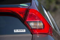 4WD車のテールゲートに装着される「S-AWC」のバッジ。S-AWCとは電子制御4WDやトラクションコントロール、ブレーキ制御などを組み合わせた車両の統合制御システムで、高いライントレース性や路面状態を問わない操縦安定性を実現している。