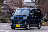 2021年12月に４ナンバー化されて登場した新型「アトレー」。ビジネスやレジャーなど幅広い使われ方に対応すべく、荷室にさまざまな工夫が施されたほか、装備の充実が図られている。