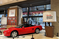 ホンダの歴史を彩った製品やゆかりのあるイベントなどを振り返る展示が行われている「Hondaウエルカムプラザ青山」。訪れた日には1990年の初代「NSX」（写真）や2002年の燃料電池車「FCX」、2000年に登場した二足歩行を行うロボット「アシモ」などが展示されていた。
