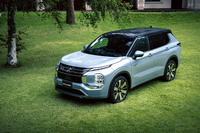 「アウトランダー」の最新モデル。フロントのアッパーグリルがフラットなデザインに変更され、前後のスキッドプレートがより立体的なデザインになった。写真は「ダイナミックサウンドヤマハアルティメット」を標準で搭載する最上級グレードの「Pエグゼクティブパッケージ」。