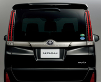 スモークメッキが施された、バックドアガーニッシュ。