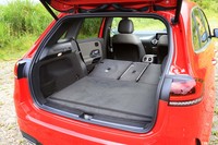 後席の背もたれをすべて倒したところ。フルフラットにはならないが、荷室容量を1540リッターに拡大できる。