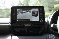 簡単な操作とスピーディーな駐車を強みとする駐車支援システム「トヨタチームメイト アドバンストパーク」。シフトポジションの切り替えは、写真でメッセージが表示されている通り、手動で行う必要がある。