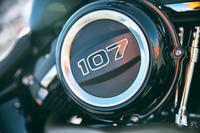 エンジンのサイズは「107」と「114」の2種類から選択可能。新しいソフテイルファミリーの中でも、2つのエンジンが用意されるのは「ファットボブ」を含む4車種のみとなる。