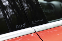 Bピラーにはモデルネームが控えめに記される。これはアウディの最新モデルに共通のデザイン要素だ。