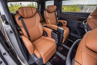 新型「アルファード／ヴェルファイア」に用意されるシートレイアウトは、現時点では2列目が独立2座となる7人乗りのみ。2列目シート（写真）は手動操作で、最大530mm前後にスライドする。前後座席間の距離は1315mm、ウオークスルー幅は175mm確保されている。