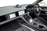 空冷時代の「911」をイメージしてデザインされたという「タイカン」のインストゥルメントパネル。空調やオーディオ、ナビなどはタッチスクリーンでの操作が基本となるモダンな仕上がりだ。