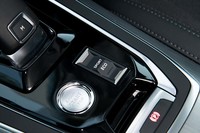 ドライブモードセレクターはシフトレバーの後方にレイアウト。前にスライドで「スポーツ」に、後ろにスライドで「エコ」に、真ん中に戻せば「ノーマル」に切り替わる。