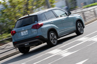 ボディーカラーは全6色。「アイスグレーイッシュブルーメタリック」など3種類の有彩色については、ルーフがブラックで塗り分けられる「2トーンルーフ」仕様となる。