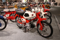 ホンダコレクションホールに展示されている北米仕様の「スーパーカブ」。手前から2台は、ディーラーで扱っていたカスタムキットが組み込まれている。