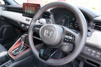 「e：HEV PLaY」にはヒーター付きの本革巻きステアリングホイールが標準装備。