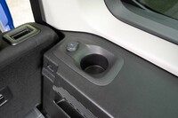 3列目用にもきちんとカップホルダーと12V電源が用意されている。