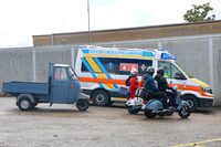 キリスト教系慈善団体ミゼリコルディア会による「フォルクスワーゲン・クラフター」の救急車（写真右）も、万一に備えて同伴した。