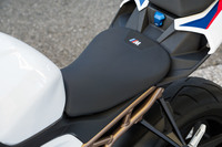 シート高は830mmが標準で、810mmのローシートも用意される。