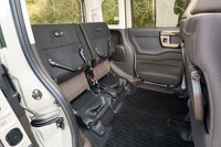 後席の座面をはね上げて収納できる。荷室よりもフロアレベルが低いため、高さのある荷物でも積載できる。