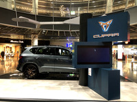 「クプラ・アテカ」の脇にはブランドロゴが。なお、「Cupra」とは、古代ローマ以前にまでさかのぼる、豊潤の女神に由来する名前だ。