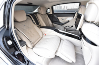 後席の足元は「Sクラス」のロングより16cm長くなっている。ただし、エグゼクティブシートがフルフラットになるほど広くはない。背もたれの最大傾斜角は43.5度。後席の乗員はリアドア開口部より後方に座るので、Cピラーによって“やんごとなきお顔”を世間さまにさらさずに済む。