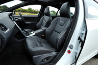 表皮が本革とパーフォレーテッド（穴あき）レザーのコンビネーションとなるスポーツシートが標準で装着される。オプションで、ヌバック×テキスタイル×パーフォレーテッドレザも選択できる。