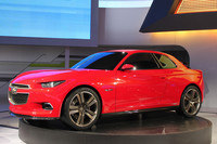 「シボレーCODE 130R」。おそらく兄貴分の「カマロ」をモチーフにしているのだろうが、「BMW 1シリーズクーペ」にもどことなく似ている!?