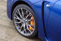 BBS製の鍛造19インチアルミホイール。写真はフロント左側のもの。