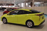 新型「プリウス」のCピラーはブラックアウトされており、ルーフ後端が浮いているような視覚効果を与える。