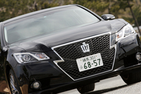 フロントには、車名でもある王冠のエンブレムを装着。エッジの立った大きなエンブレムも、王冠の形をモチーフにデザインされている。