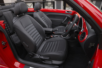 シート表皮はレザーが標準。運転席と助手席には、ヒーターが内蔵される。