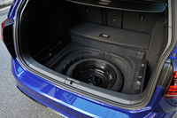 荷室床下には応急用タイヤが収められている。