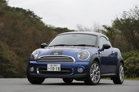 「MINIクーパー クーペ」はクローム仕上げのラジエターグリルバーが特徴。8色のボディーカラーと3色のルーフカラーからの組み合わせで、ドアミラーキャップはルーフと同色となる。