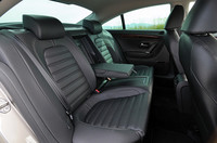 VWの4ドア車として最上級モデルとなるパサートCCは、独立型のリアシートを持つ。3.2リッターモデルの後席にはシートヒーターも標準装備される。