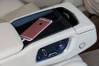 後席中央席の背もたれは、左右席のアームレストを兼ねており、それぞれの電動調節スイッチや、電子機器を接続するためのHDMI端子やUSB端子が設けられている。