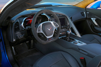 標準型と比べて一段とスポーティーに仕立てられたインテリア。“フラットボトム”タイプのステアリングホイールが装着される。
    