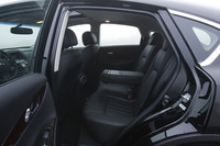 オプションのプレミアムパッケージには、BOSE製プレミアムオーディオやiPod対応CDプレイヤー、左右独立温度調整機構、ハンドル・ミラー・シートメモリー機能付き運転席ほかが含まれる。レザーシートは標準装備であるなど、標準の状態でも装備は充実している。
