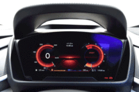 シフトレバーを左側のゲートに入れると、走行モードはモーターのブースト機能を最大限発揮させるスポーツモードへと切り変わる。計器盤の色もブルーからオレンジに変化する。（写真をクリックするとメーターの色が変わります）
    