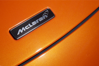 より多くの人がマクラーレンと分かるようにとの判断から、ボンネット先端のエンブレムがマクラーレンの“スピードマーク”（弧を描いたマーク）のみからロゴタイプに変更された。