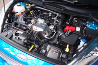 このモデルのキモとなる、1リッター（997cc）3気筒ターボエンジン。低回転域からの豊かなトルクと燃費性能、振動の小ささなどがセリングポイント。
    