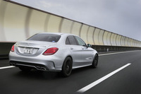 「クラストップの動力性能を実現した」とうたわれる「メルセデスAMG C63 S」。0-100km/hの加速タイムは4.0秒と公表される。
    
