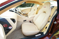 柔らかくしなやかなレザーシートは7種類の革素材によって構成。キルティング加工には100万以上のステッチが施されているという。