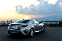 リアビューも個性的。L字を形作るLEDリアコンビネーションランプと、エアアウトレットを思わせるバンパーコーナーの“ギミック”がリアに独特の表情を与えている。